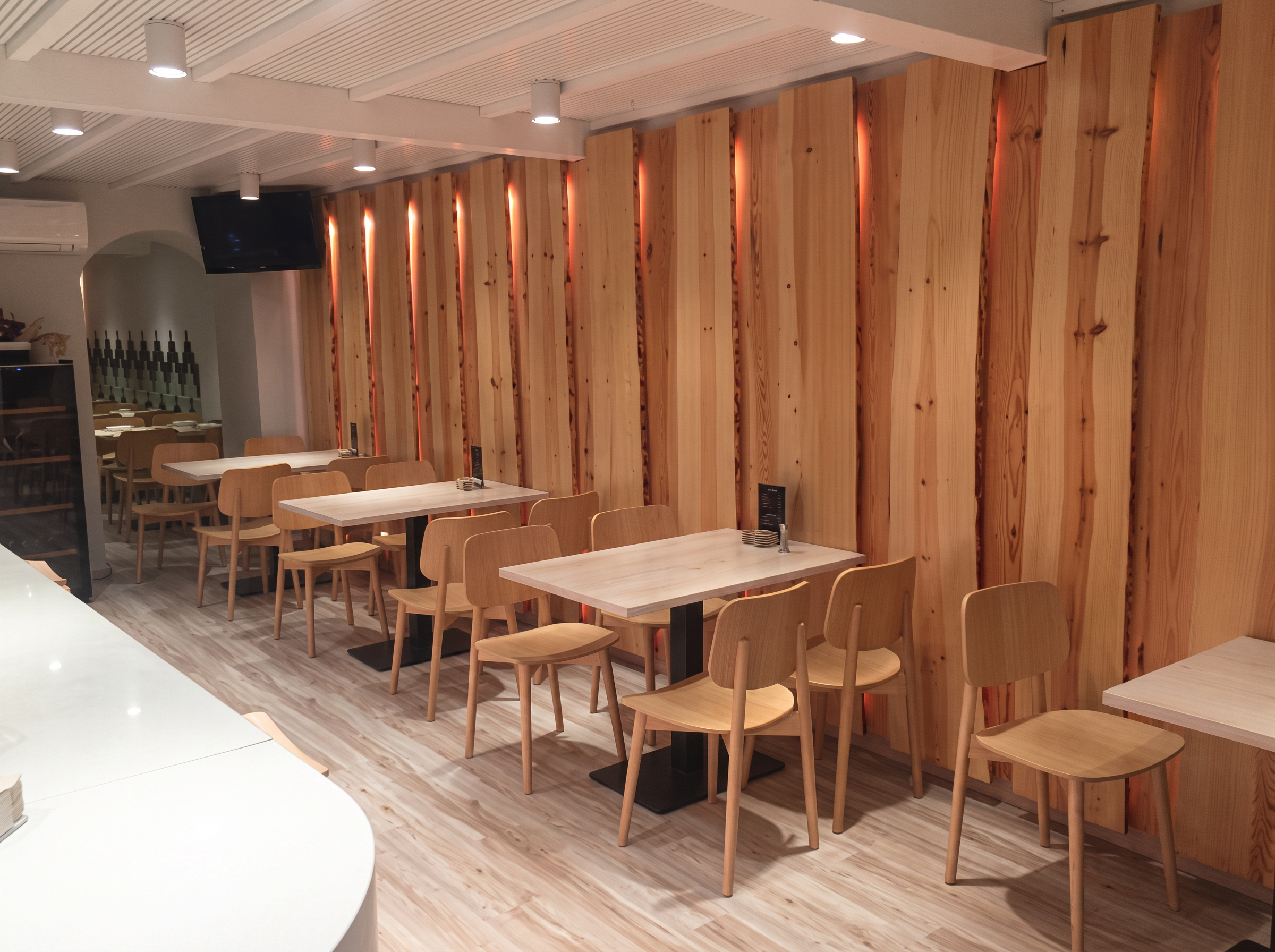 Comedor del Restaurante O Pincho en Ferrol con lamas de madera retroiluminadas